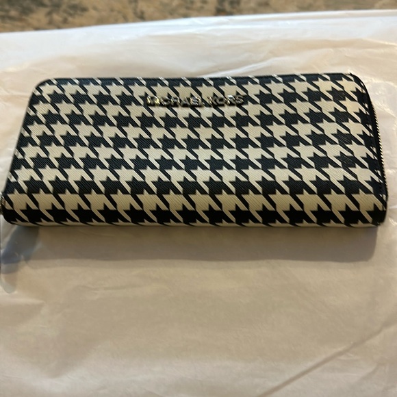 Michael Kors 8 x 4 black and white zippered wallet with zipper compartment insid - Picture 1 of 9
